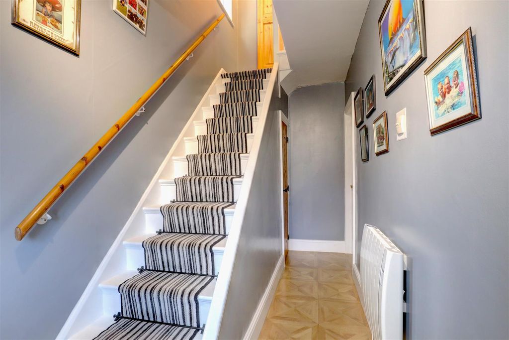 Property photo 3 of 20 Entrance Hall