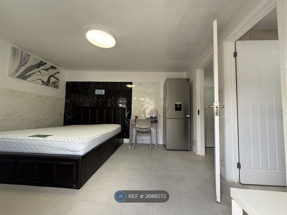 Property photo 2 of 6 Bedroom