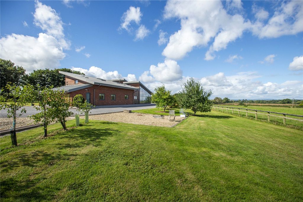 Property photo 2 of 27 Landscaped Gardens