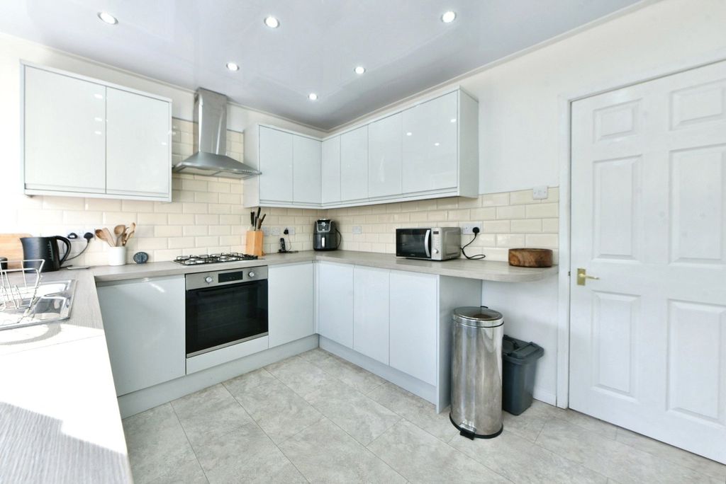 Property photo 3 of 10 Kitchen