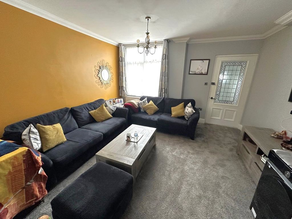 Property photo 3 of 12 Lounge (2)