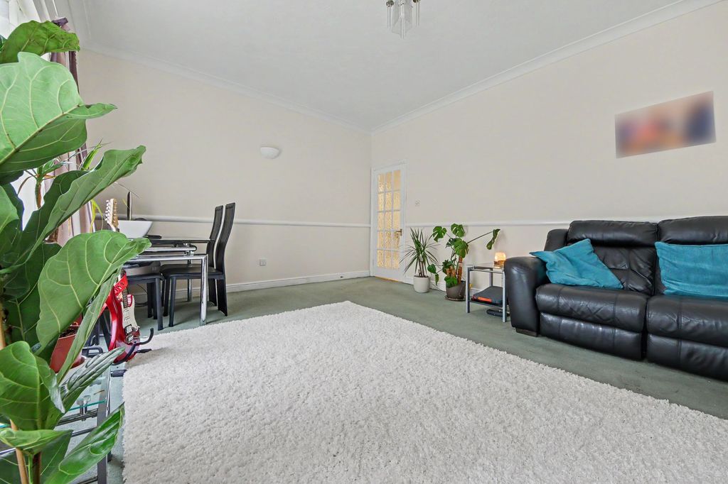 Additional image 5 of 2 bed flat for saleMidanbury Lane, Bitterne Park SO18