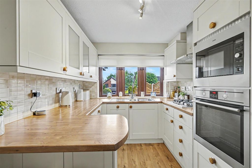 Property photo 3 of 32 Breakfast Kitchen