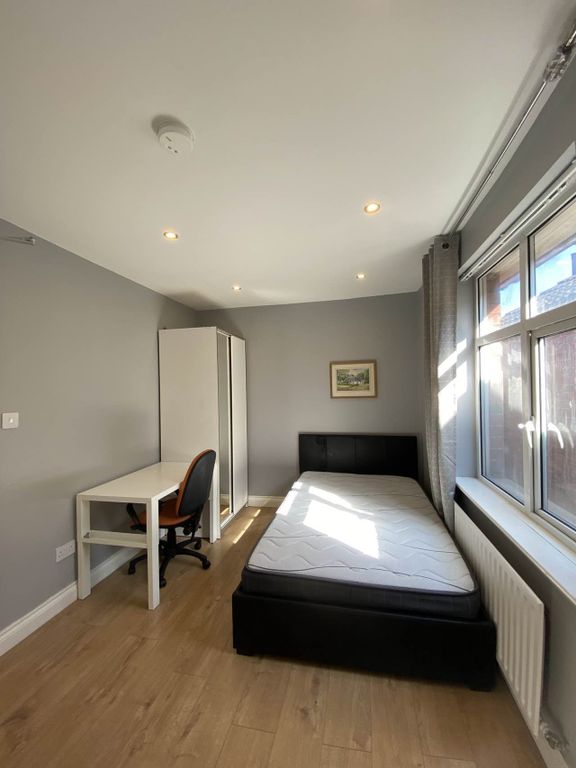 Property photo 1 of 7 Room B 2