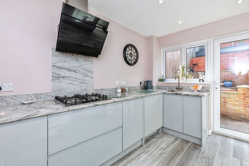 Property photo 3 of 17 Pbox-Img.Jpg