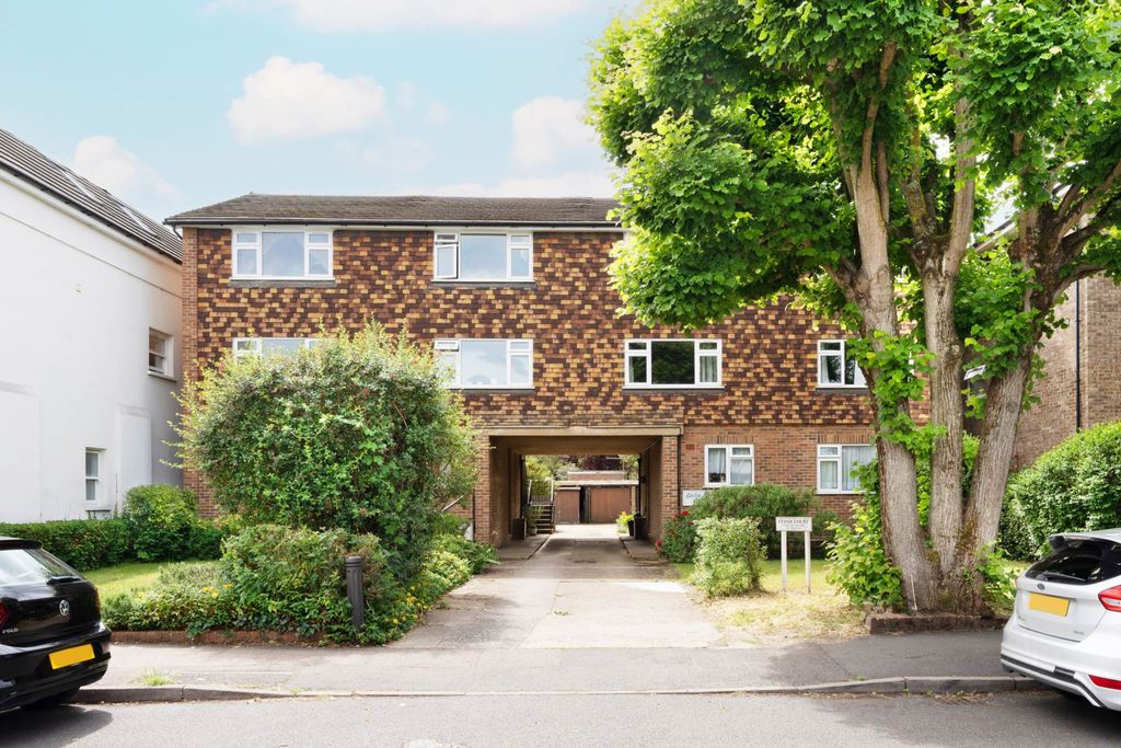 2 bed flat for saleCedar Court, Lime Grove, New Malden KT3