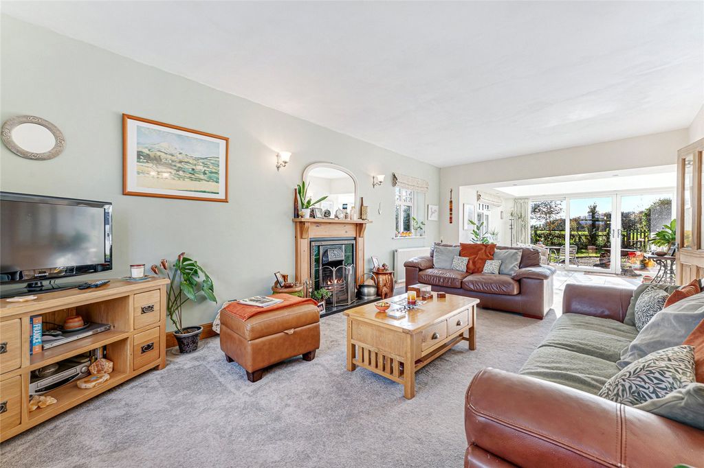 Property photo 3 of 20 Lounge