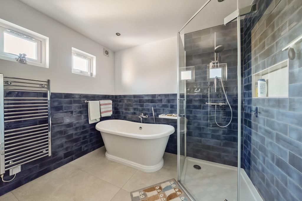 Property photo 2 of 11 Bathroom