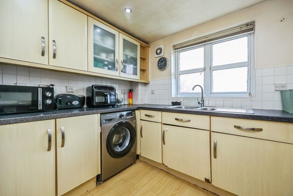 Property photo 3 of 17 Kitchen