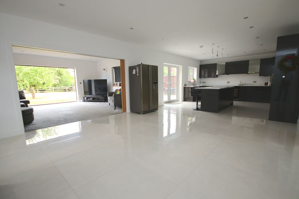 Property photo 2 of 32