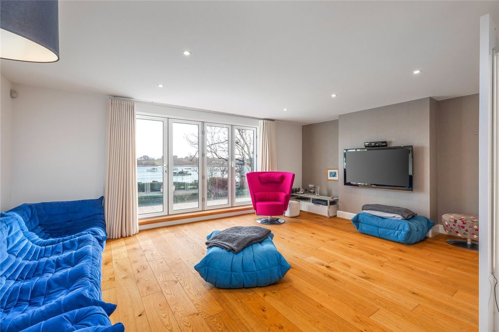 Property photo 3 of 15 Sitting Room