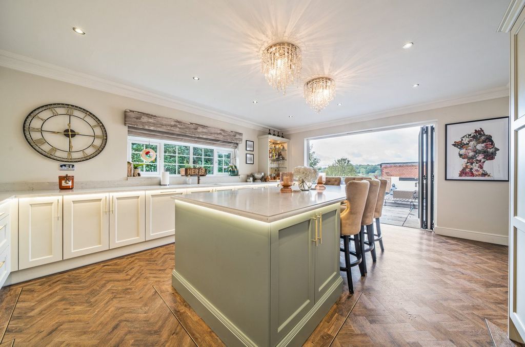 Property photo 2 of 25 Picture No. 11