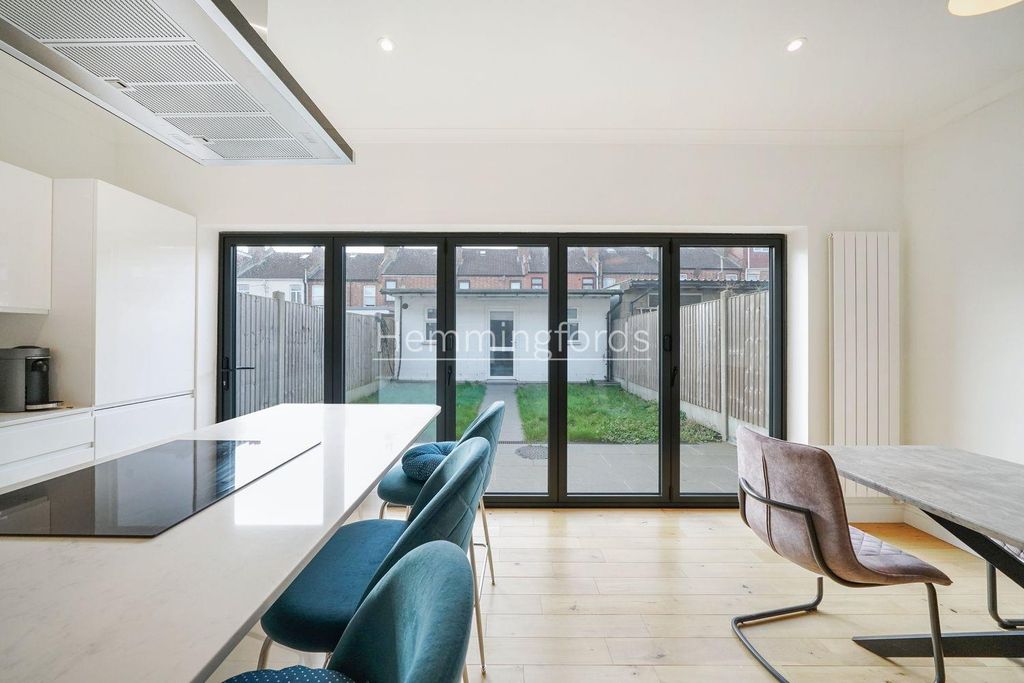 Property photo 3 of 15 25 Bertram Road - Zqgcutch3Saefkgxd1eI.Jpg