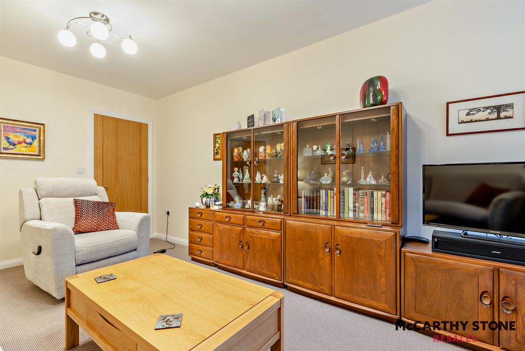 Property photo 3 of 30 Lounge