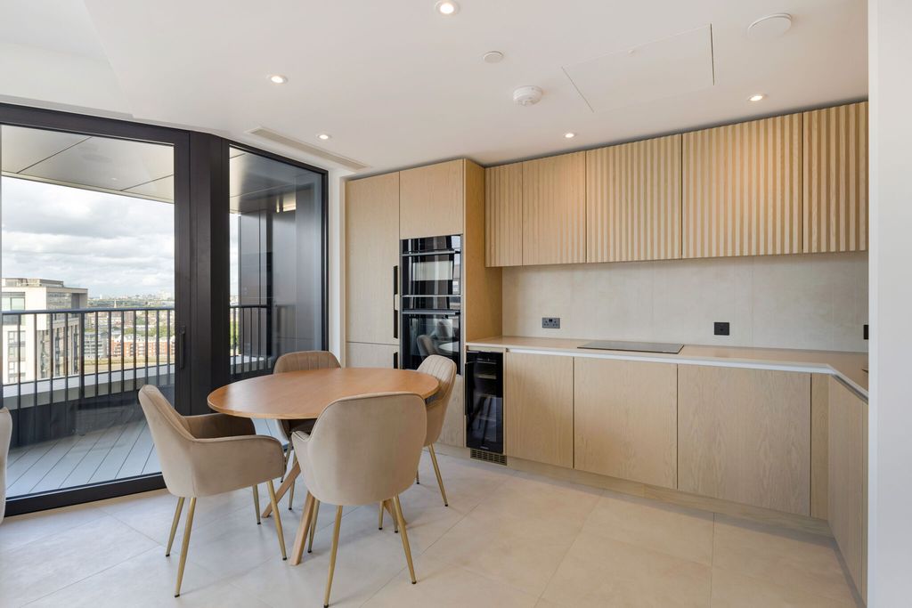 Property photo 2 of 14 97376_Apartment 1507 1 Linear Place (21)_Low