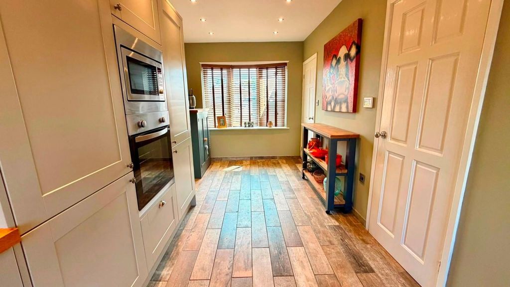 Property photo 3 of 11 Kitchen