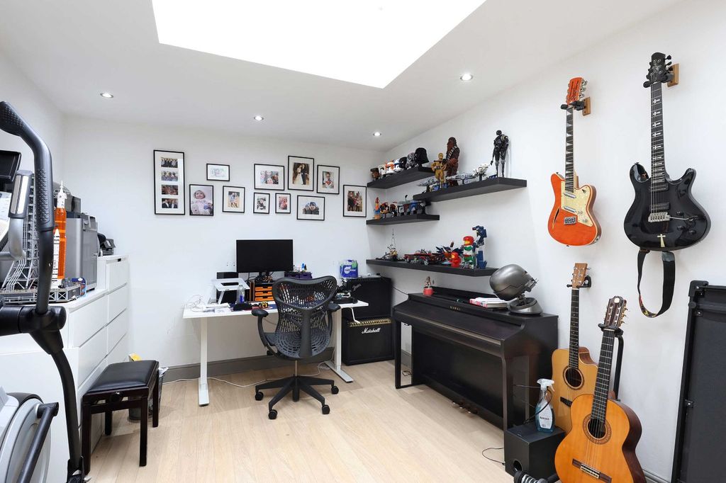 Additional image 10 of 6 bed detached house for saleSeeleys Close, Beaconsfield, Buckinghamshire HP9