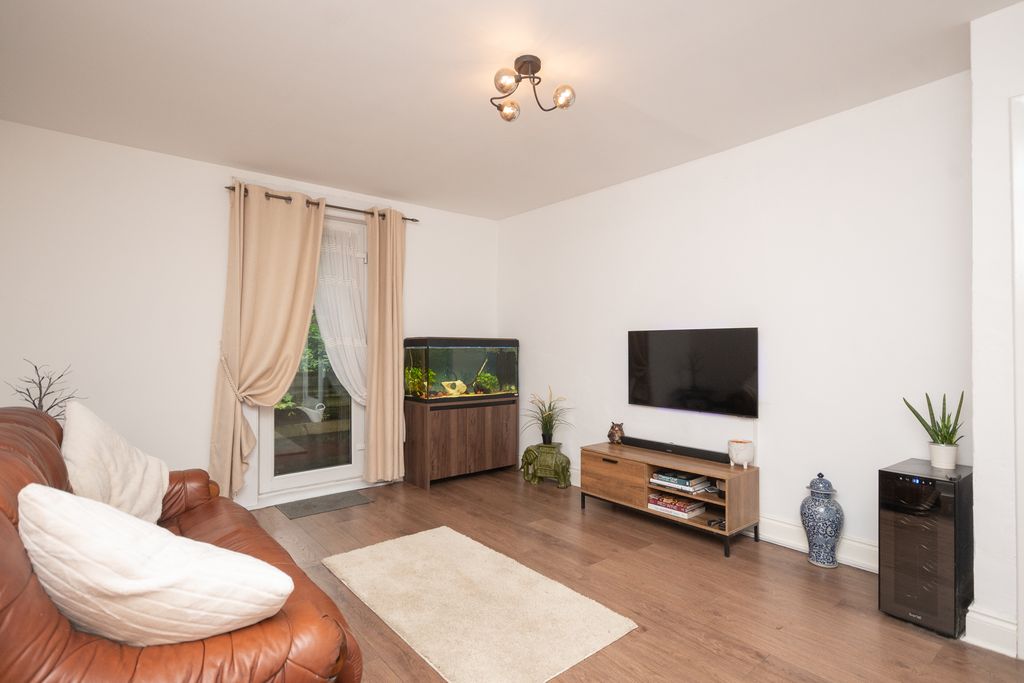 Property photo 3 of 15 Lounge