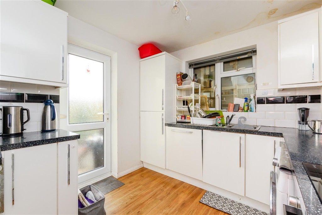 Property photo 3 of 11 Kitchen