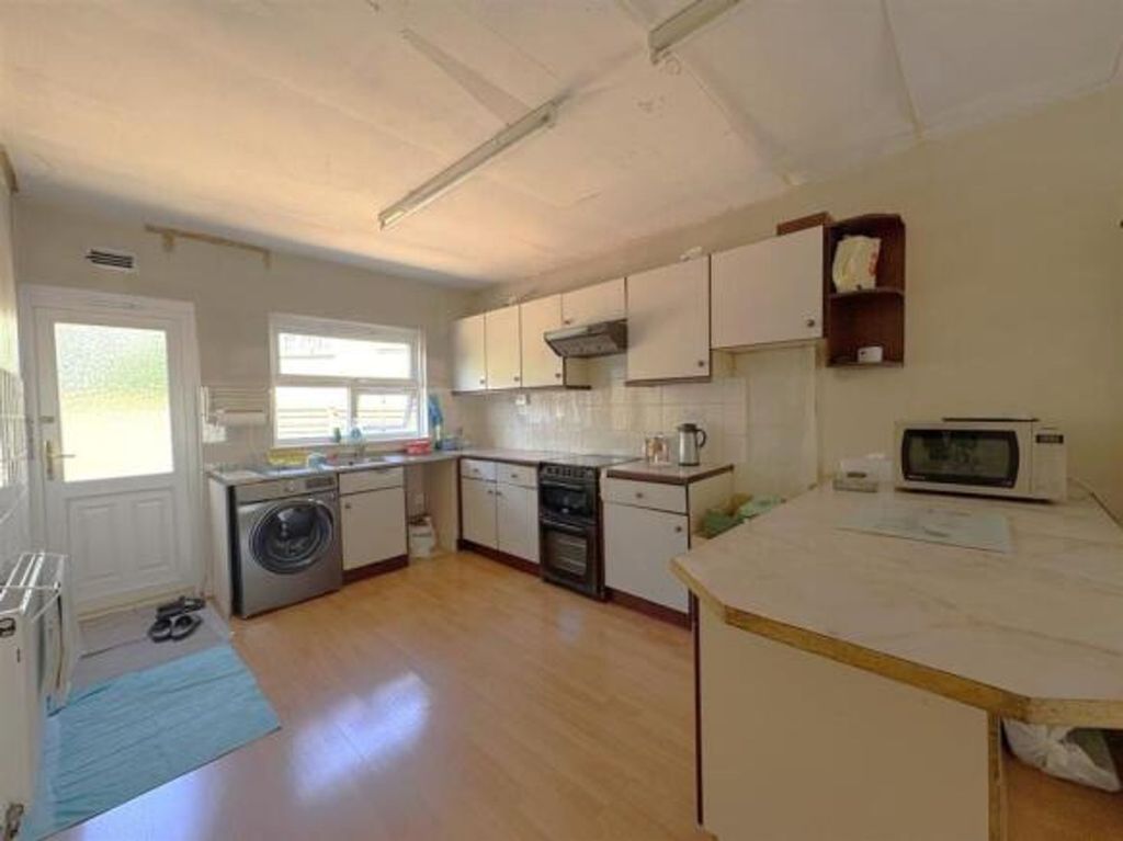Property photo 3 of 16 Kitchen