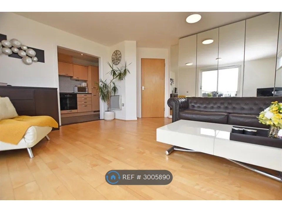 Property photo 3 of 9 Large Spacious Living Room Full Of Natual Light