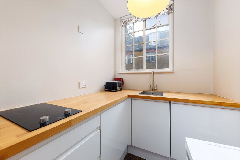 Property photo 3 of 10 Kitchen