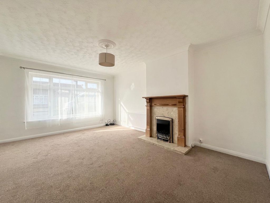 Property photo 2 of 8 Lounge