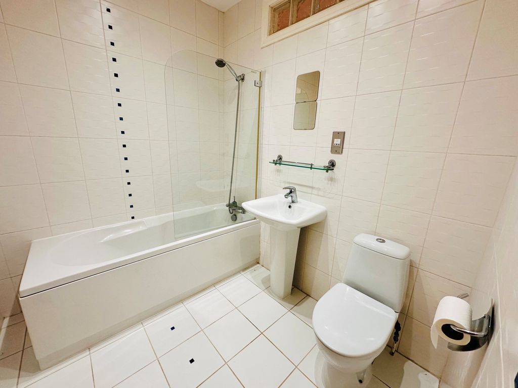 Property photo 3 of 10 Bathroom