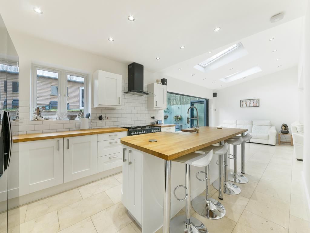 Property photo 3 of 7 Kitchen - 14 Ashcombe.Jpg