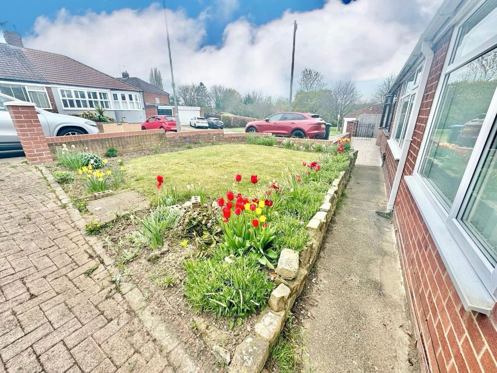 Property photo 2 of 17 Front Garden