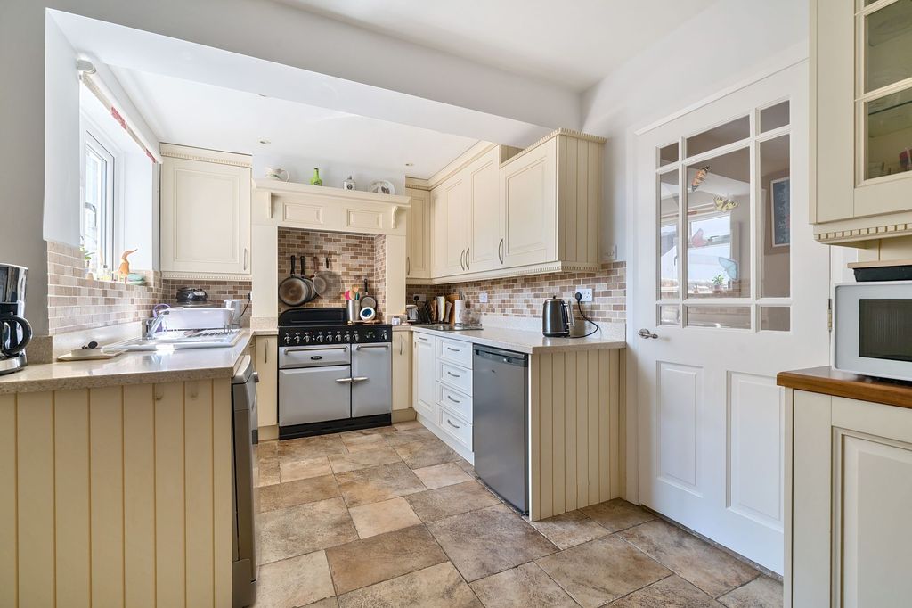 Property photo 3 of 12 Kitchen