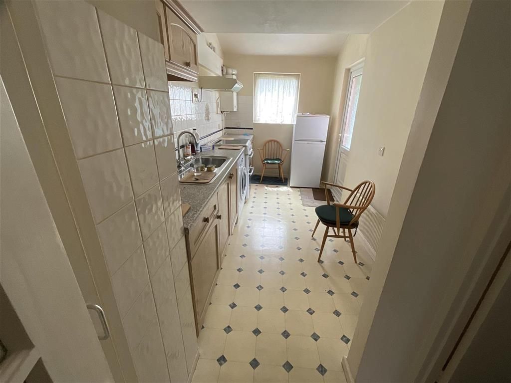 Property photo 3 of 9 Kitchen