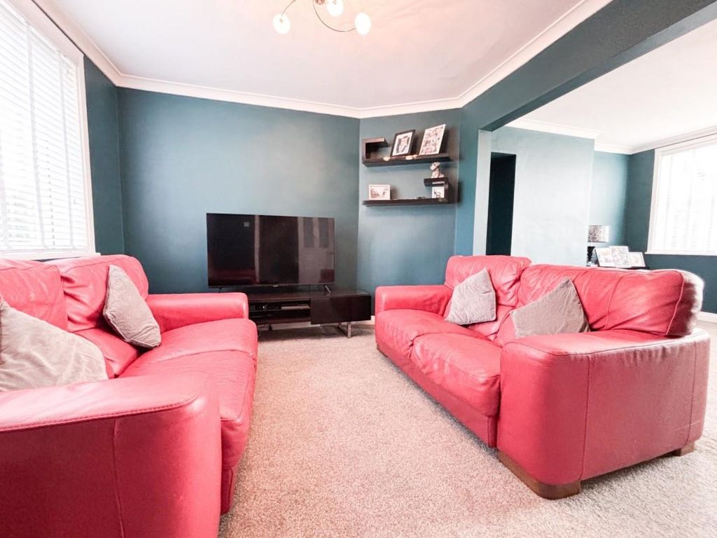 Property photo 3 of 21 Lounge