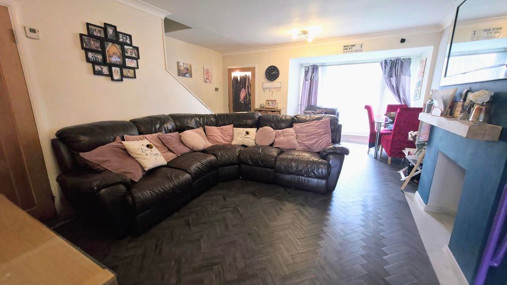 Property photo 2 of 20 Lounge