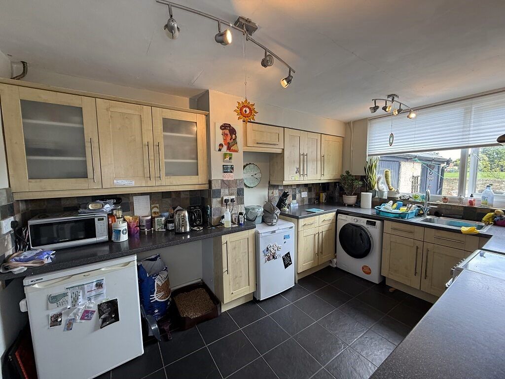 Property photo 3 of 11 Kitchen