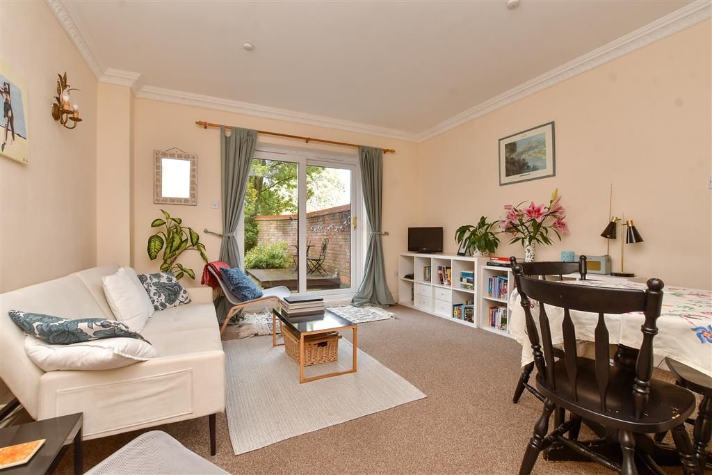 Property photo 1 of 11 Lounge