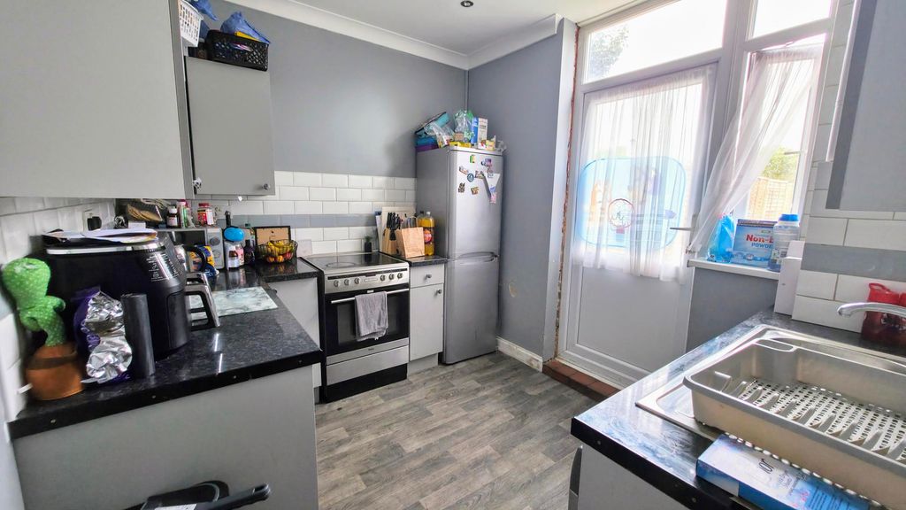 Property photo 3 of 9 Kitchen