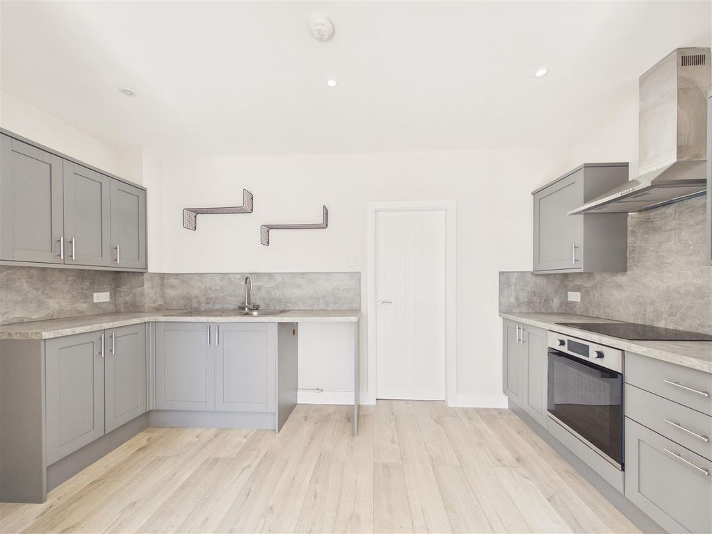 Property photo 3 of 13 Cam05451G0-Pr0189-Still005.Jpg