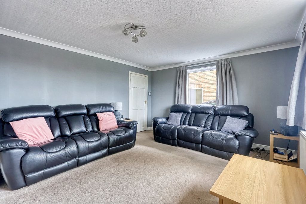 Property photo 3 of 13 Lounge