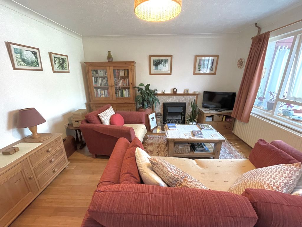 Property photo 2 of 16 9 Beacon Way Lounge 1