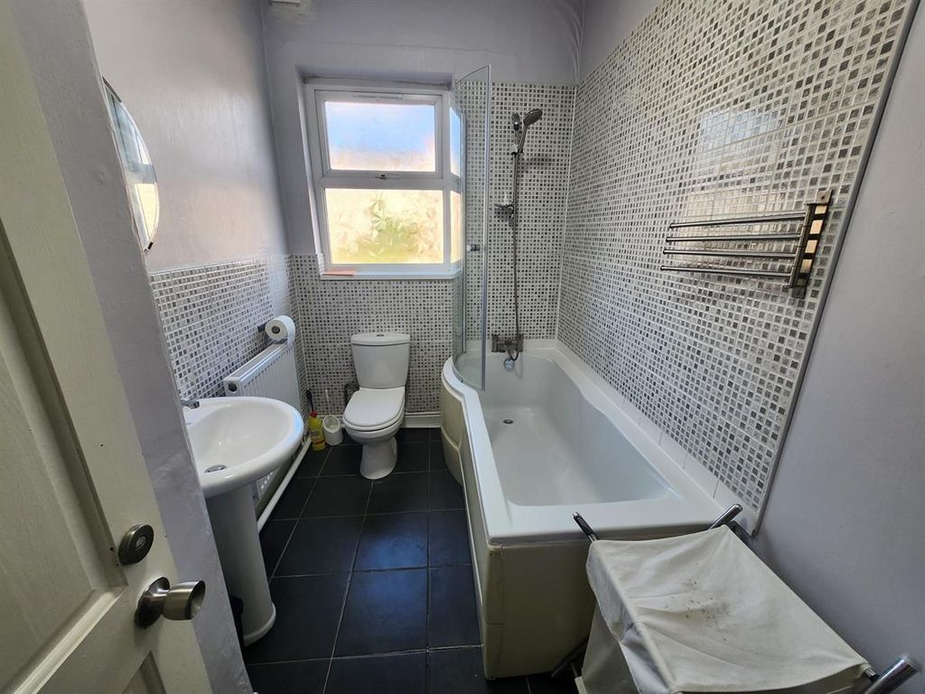 Property photo 3 of 15 Bright, Modern Bathroom With A Bathtub And Overhea...