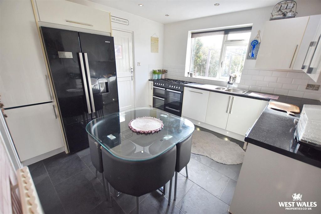 Property photo 3 of 16 7 (19).Jpg