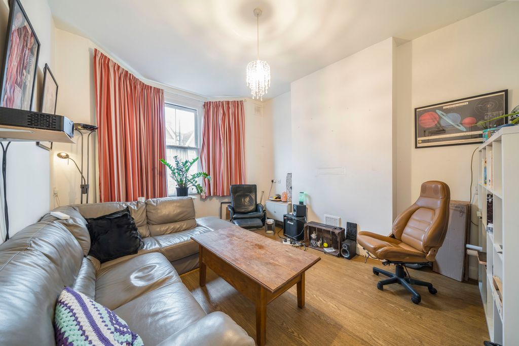 Property photo 2 of 8 Picture No. 11