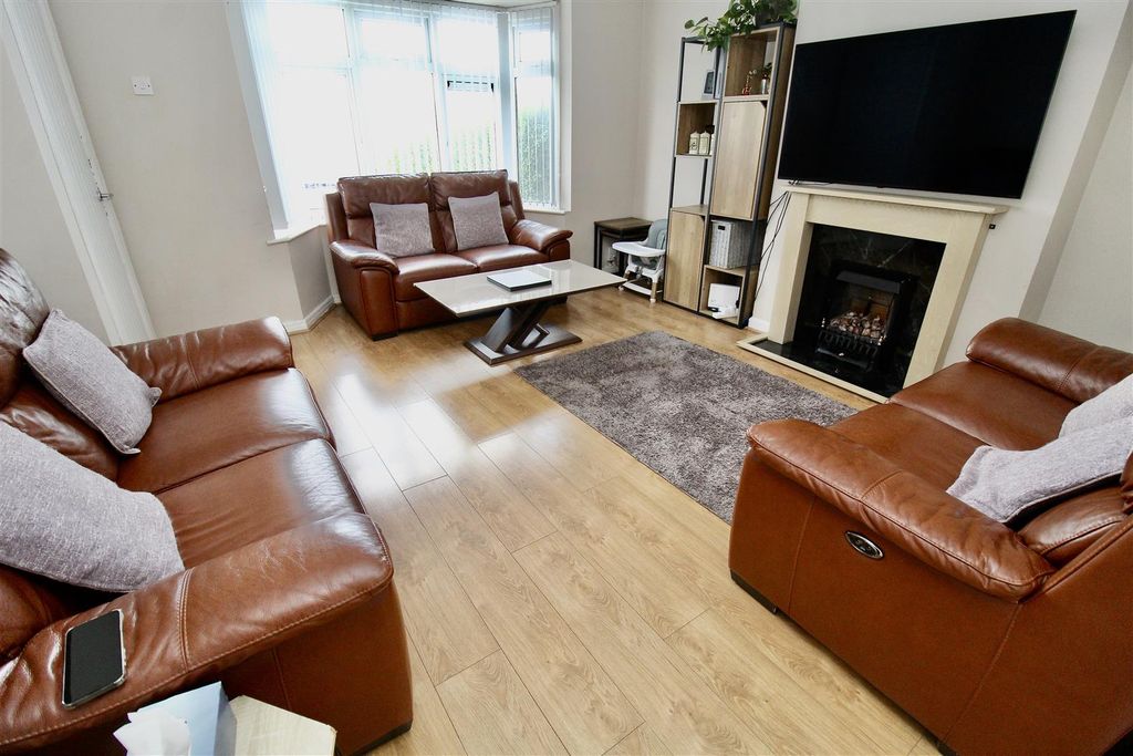 Property photo 3 of 13 Lounge