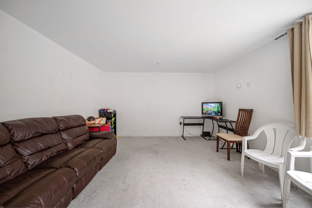 Property photo 3 of 12 Photo 4