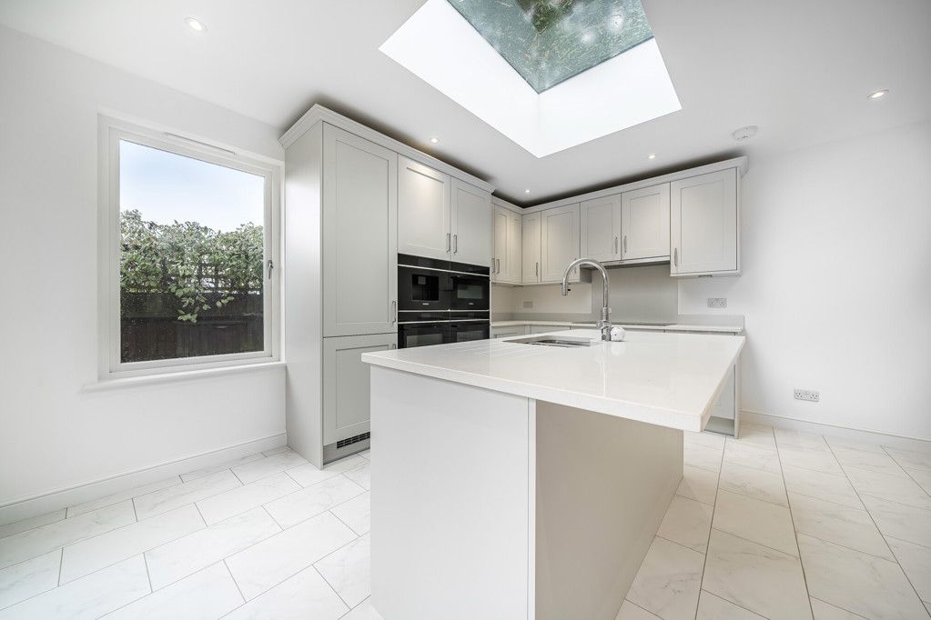 Property photo 3 of 19 Kitchen