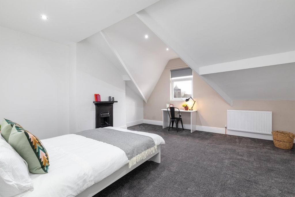 Property photo 1 of 19 Bright, Recently Refreshed Master Bedroom In A Con...