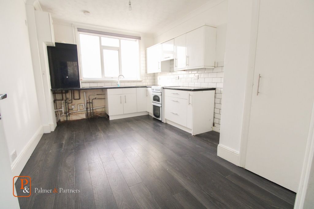 Property photo 3 of 14 Kitchen