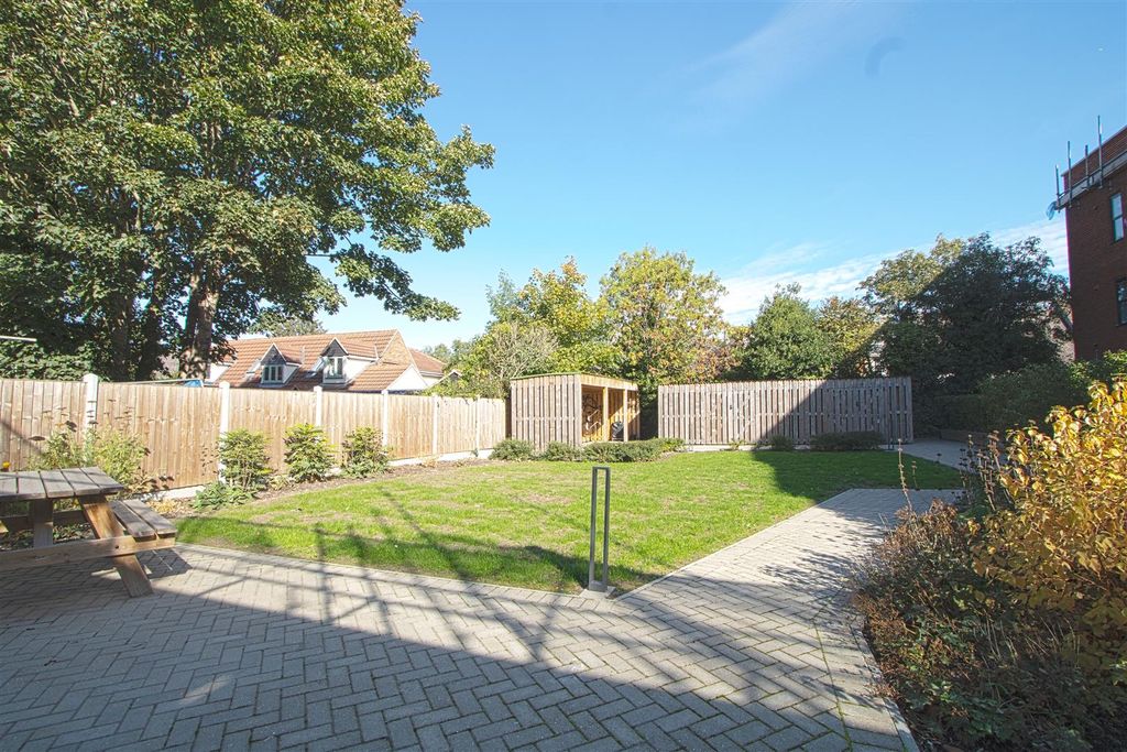 Property photo 3 of 11 Garden 2.Jpg