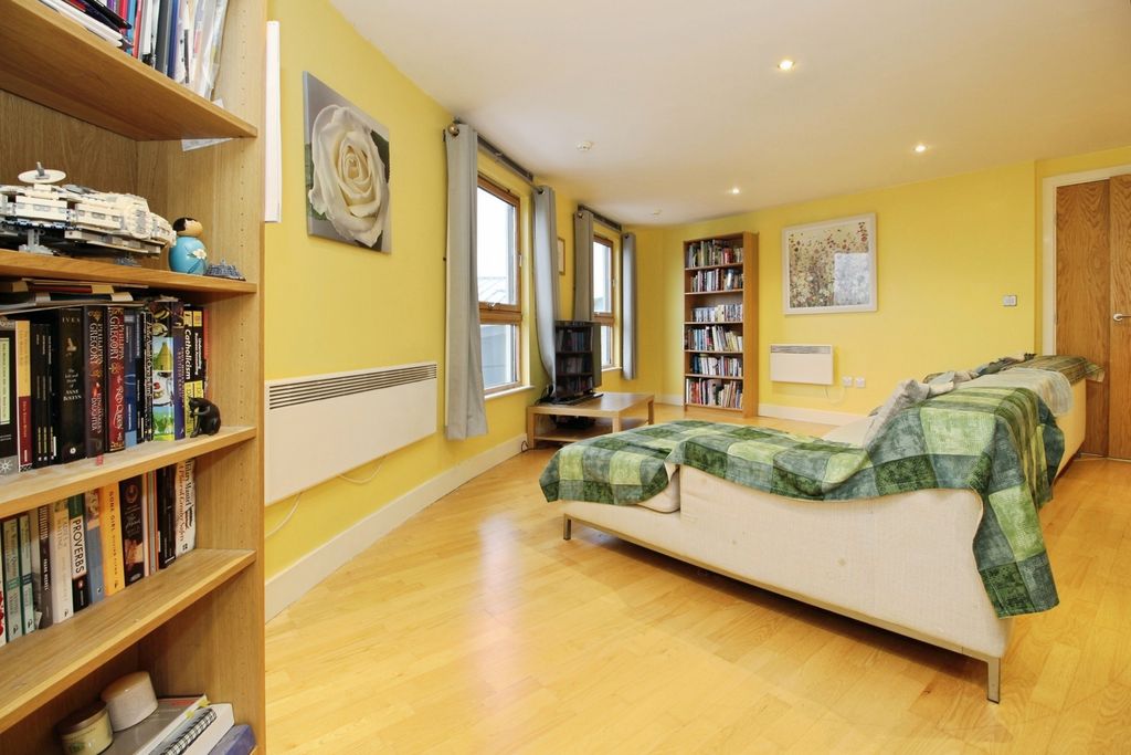 Property photo 2 of 16 Lounge